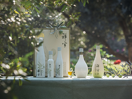 祥宇特級(jí)初榨橄欖油，純手工采摘、精選優(yōu)質(zhì)油橄欖鮮果，用意大利貝亞雷斯全自動(dòng)設(shè)備物理冷榨工藝，在鮮果采摘后8小時(shí)內(nèi)限時(shí)鮮榨而成。